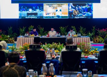 ANWAR Ibrahim mempengerusikan Mesyuarat Majlis Tindakan Pelaksanaan Perjanjian Malaysia 1963 
di Pusat Konvensyen Antarabangsa Sabah (SICC), Kota Kinabalu, Sabah, semalam. – PEJABAT PERDANA MENTERI
