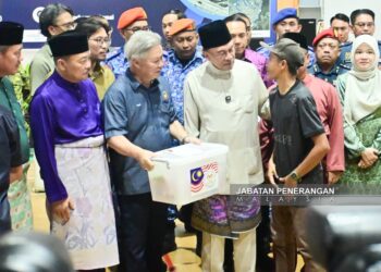 Perdana Menteri, Datuk Seri Anwar Ibrahim ketika sesi awatan ke Pusat Pemindahan Sementara (PPS) di Dewan Serbaguna Damai - ihsan Jabatan Penerangan Sabah