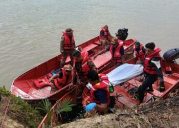 MAYAT lelaki yang dikhuatiri lemas selepas terjun ke dalam Sungai Perak di Batu 18, Kampung Kuchai, Bota Kiri di Parit, semalam.