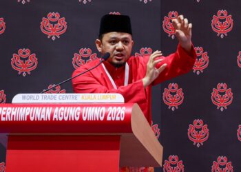 FATHUL Bari Mat Jahya ketika membahaskan usul Presiden UMNO pada Perhimpunan Agung UMNO (PAU) 2026 di Pusat Dagangan Dunia Kuala Lumpur (WTCKL), di sini hari ini.-UTUSAN/FARIZ RUSADIO