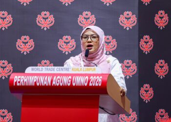 NADHIRAH Afiqah Abdul Rahim ketika ketika membahaskan Ucapan Dasar Presiden UMNO pada Perhimpunan Agung UMNO (PAU) 2026 di Pusat Dagangan Dunia Kuala Lumpur (WTCKL), hari ini.-UTUSAN/FARIZ RUSADIO