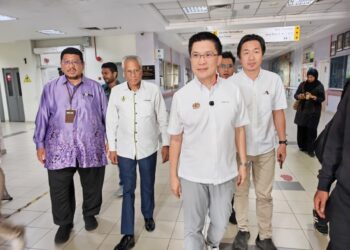 Wong Kah Wong (dua dari kanan) bersama A.Sivanesan (dua dari kiri) membuat lawatan kerja ke Hospital Taiping hari ini.- Wat Kamal Abas