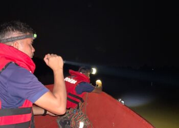 ANGGOTA bomba melakukan pencarian mangsa yang dikhuatiri lemas di Sungai Perak di Batu 18, Kampung Kuchai, Bota Kiri di Parit semalam.