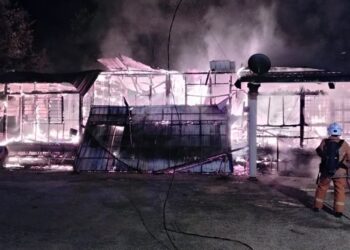 ANGGOTA bomba memadam kebakaran yang memusnahkan Klinik Desa Sumpitan di Kampung Sumpitan, Lenggong hari ini.-IHSAN JBPM