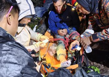 PASUKAN Bomba membawa turun mangsa dari Gunung Kinabalu ke Pintu Timpohon sambil menempuh laluan mencabar. IHSAN JBPM SABAH