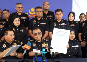 DATUK Aedy Fadly (tengah) menunjukkan senarai kenderaan yang dikenal pasti mempunyai lebih 20 saman tertunggak dalam Op Tegar di JPJ Ipoh.