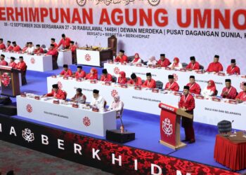 ASYRAF Wajdi Dusuki ketika membentangkan Laporan Setiausaha Agung pada Pembukaan Perhimpunan Agung UMNO (PAU) 2026 di Pusat Dagangan Dunia Kuala Lumpur (WTC), hari ini. -UTUSAN/FARIZ RUSADIO