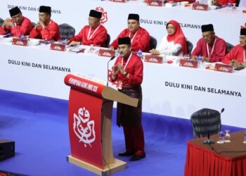 ASYRAF Wajdi Dusuki ketika membentangkan Laporan Setiausaha Agung pada pembukaan Perhimpunan Agung UMNO (PAU) 2026 di Pusat Dagangan Dunia Kuala Lumpur (WTCKL), hari ini. -UTUSAN/FARIZ RUSADIO