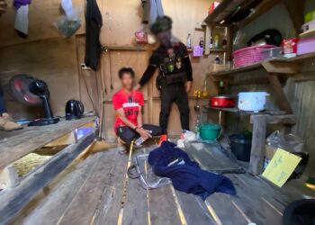 PASUKAN keselamatan Thailand menahan seorang suspek anggota kumpulan pemisah selepas mengepung sebuah pusat pengajian Islam di Daerah Nong Chik, Pattani, Thailand pagi semalam.- IHSAN ISOC 4