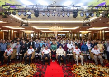 JOHARI Abdul (tiga dari kanan) dan Yang di-Pertua Dewan Negara, Datuk Awang Bemee Awang Ali Basah (tiga dari kiri) ketika bergambar bersama tetamu yang hadir pada Majlis Perasmian Hari Terbuka Parlimen Malaysia 2026 di Kompleks Parlimen Malaysia di sini, hari ini. - UTUSAN/ISKANDAR ISHAK