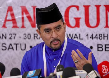SYRAF Wajdi Dusuki bercakap pada sidang akhbar di laman media pada Perhimpunan Agung UMNO (PAU) 2026 di Dewan Merdeka, Pusat Dagangan Dunia Kuala Lumpur (WTCKL) di sini hari ini. - UTUSAN/FARIZ RUSADIO