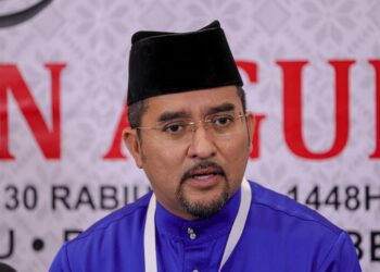 ASYRAF Wajdi Dusuki bercakap pada sidang akhbar di laman media pada Perhimpunan Agung UMNO (PAU) 2026 di Dewan Merdeka, Pusat Dagangan Dunia Kuala Lumpur (WTCKL) di sini hari ini. - UTUSAN/FARIZ RUSADIO