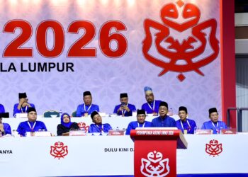 MOHAMED Khaled Nordin sewaktu menyampaikan Ucapan Penggulungan pada Perhimpunan Agung UMNO (PAU) 2026 di Dewan Merdeka, Pusat Dagangan Dunia Kuala Lumpur (WTCKL) di sini hari ini. - UTUSAN/ FARIZ RUSADIO