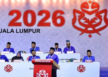 WAN Rosdy Wan Ismail menyampaikan Ucapan Penggulungan pada Perhimpunan Agung UMNO (PAU) 2026 di Dewan Merdeka, Pusat Dagangan Dunia Kuala Lumpur (WTCKL) di sini hari ini. - UTUSAN/ISKANDAR ISHAK