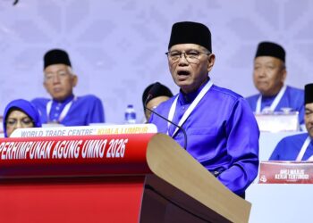 WAN Rosdy Wan Ismail menyampaikan Ucapan Penggulungan pada Perhimpunan Agung UMNO (PAU) 2026 di Dewan Merdeka, Pusat Dagangan Dunia Kuala Lumpur (WTCKL) di sini hari ini. - UTUSAN/ISKANDAR ISHAK