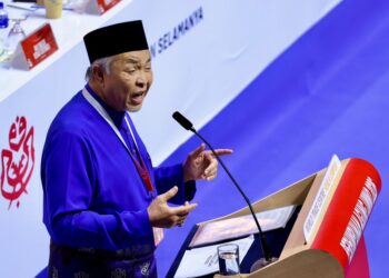 AHMAD Zahid Hamidi menyampaikan Ucapan Penggulungan pada Perhimpunan Agung UMNO (PAU) 2026 di Dewan Merdeka, Pusat Dagangan Dunia Kuala Lumpur (WTCKL) di sini hari ini. - UTUSAN/ISKANDAR ISHAK