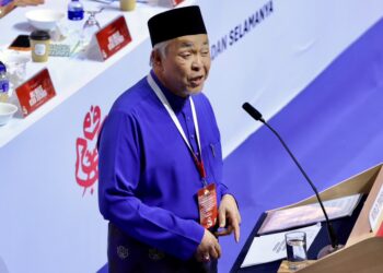 AHMAD Zahid Hamidi menyampaikan Ucapan Penggulungan pada Perhimpunan Agung UMNO (PAU) 2026 di Dewan Merdeka, Pusat Dagangan Dunia Kuala Lumpur (WTCKL) di sini hari ini. - UTUSAN/ISKANDAR ISHAK