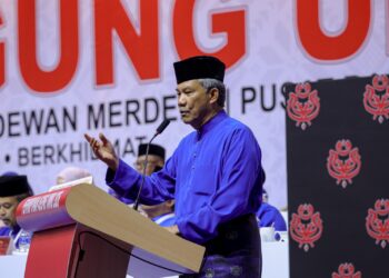 MOHAMAD Hasan ketika berucap dalam penggulungan Perhimpunan Agung UMNO 2026 di Kuala Lumpur hari ini.-UTUSAN/FARIZ RUSADIO.