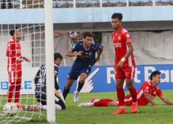 PEMAIN Penang FC, Celestine Enzo (tengah) meraikan jaringan keduanya ketika menentang TRW FC dalam aksi Liga Super yang berlangsung di Stadium Bandaraya, Pulau Pinang petang ini.-UTUSAN/DANIAL SAAD
