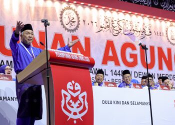 AHMAD Zahid Hamidi ketika ucapan penggulungan sempena Perhimpunan Agung UMNO 2026 hari ini.-UTUSAN/FARIZ RUSADIO