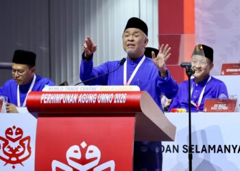 AHMAD Zahid Hamidi ketika ucapan penggulungan sempena Perhimpunan Agung UMNO 2026 hari ini.-UTUSAN/FARIZ RUSADIO