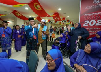 ISMAIL Sabri Yaakob beramah mesra bersama para perwakilan ketika hadir pada Perhimpunan Agung UMNO 2026 di Dewan Merdeka, WTCKL Kuala Lumpur, semalam.