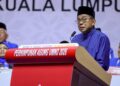 MOHAMED Khaled Nordin ketika menyampaikan ucapan penggulungan pada Perhimpunan Agung UMNO 2026, semalam.