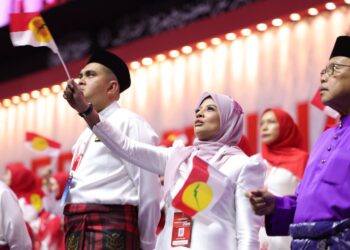 NURUL Amal (tengah) mengibarkan bendera UMNO pada PAU 2026.