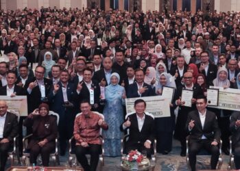 NGA Kor Ming (empat dari kiri) dan Chow Kon Yeow (kanan) ketika menghadiri Konvensyen PBT dan Sambutan Hari Persekitaran Sedunia (SHKPS) di Bertam Resort, Kepala Batas, Pulau Pinang.-UTUSAN/DANIAL SAAD