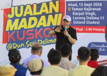 STEVEN Sim Chee Keong ketika berucap pada program JMK @ DUN Seri Delima di Taman Kejiranan Karpal Singh, Island Glades di George Town, Pulau Pinang hari ini.-UTUSAN/DANIAL SAAD