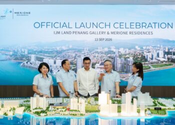 TONY Ling (dua dari kanan) bersama Exco Kerajaan Tempatan, Perancangan Bandar dan Desa Pulau Pinang, H'Ng Mooi Lye (tiga dari kanan) pada majlis pelancaran IJM Land Penang Gallery & Merione Residences di Pulau Pinang, hari ini.