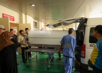 KENDERAAN yang membawa jenazah Zara Sofea Muhammad Al-Hadi, 15 dibawa untuk dikebumikan selepas selesai proses bedah siasat yang dipercayai terjatuh dari tingkat 9 sebuah apartment di Presint 5, Putrajaya. - UTUSAN/FAISOL MUSTAFA