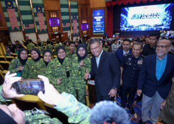 SAIFUDDIN Nasution Ismail beramah mesra dengan warga Rela selepas Perhimpunan Bulanan Kementerian Dalam Negeri Bulan September 2026 di Putrajaya. - UTUSAN/FAISOL MUSTAFA