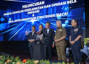 SAIFUDDIN Nasution Ismail (tiga kanan) meluncurkan Manual Kawalan Keselamatan dan Operasi Rela (MKKOR) dan Strategi Pencegahan Rasuah Rela Malaysia 2026-2030 pada Perhimpunan Bulanan Kementerian Dalam Negeri Bulan September 2026 di Putrajaya. - UTUSAN/FAISOL MUSTAFA