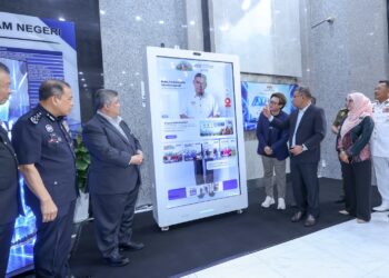 SAIFUDDIN Nasution Ismail ketika meluncurkan AI Digital Human di Putrajaya. - UTUSAN/ FAISOL MUSTAFA