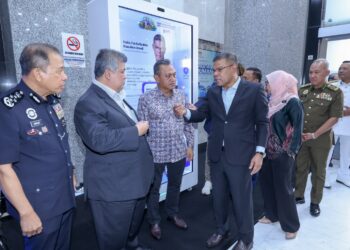 SAIFUDDIN Nasution Ismail ketika meluncurkan AI Digital Human di Putrajaya. - UTUSAN/FAISOL MUSTAFA