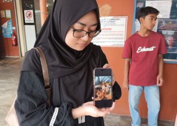 AIREEN SHAHIRA Mohd. Noor menunjukkan gambar arwah ayahnya, Mohd. Noor Selamat, 58, yang maut dalam kemalangan di Kilometer 31.2, Jalan Kota Tinggi–Kluang, Kota Tinggi.
