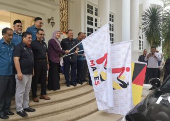 ISMAIL Lasim (kanan) melakukan gimik pelancaran Program Masyarakat Negeri Sembilan (MANES) dan menyampaikan bantuan kebajikan di Kediaman Rasmi Menteri Besar di Seremban hari ini.