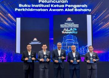 Wan Ahmad Dahlan Abdul Aziz menunjukkan Buku Institusi Ketua Pengarah Perkhidmatan Awam Alaf Baru pada Persidangan Pengurusan Sumber Manusia Sektor Awam di Pusat Konvensyen Antarabangsa Putrajaya.
