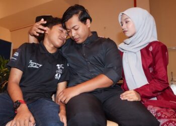 MUHAMMAD Adam Iskandar Azharunaim (tengah) memeluk adik bongsunya, Muhammad Ashraf Iskandar (kiri) sambil diperhatikan oleh seorang lagi adiknya iaitu Nur Aleesya Syafiyah ketika ditemui di USM Pulau Pinang, hari ini.-UTUSAN/DANIAL SAAD