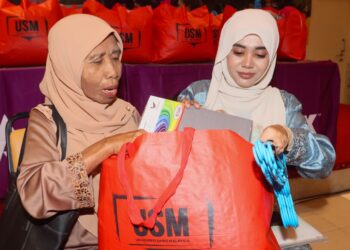 NURUL Atiqah Husna Azli (kanan) bersama neneknya, Noriah Mohamad Zain ketika ditemui di USM Pulau Pinang, hari ini.-UTUSAN/DANIAL SAAD