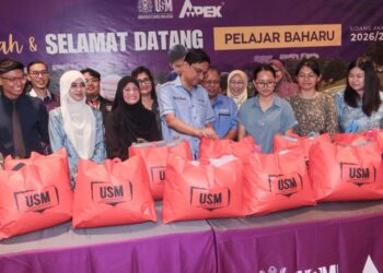 ABDUL Rahman Mohamed (dua dari kanan) menyerahkan barangan keperluan asrama kepada beberapa pelajar ketika sidang akhbar semasa sesi kemasukan pelajar baharu untuk Program Pengajian Ijazah Sarjana Muda Bagi Sidang Akademik 2026/2027 di Dewan Utama Desasiswa USM, Pulau Pinang hari ini. - UTUSAN/DANIAL SAAD