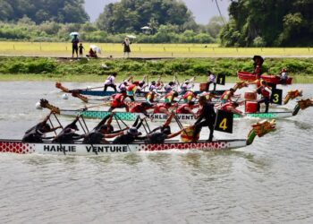 PERLUMBAAN perahu naga membabitkan peserta dari 15 negara.