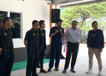 ANTHONY Loke Siew Fook (dua dari kanan) semasa membuat tinjauan di Pusat Pemeriksaan M.V.15 CARSOME Academy di Sungai Buloh.