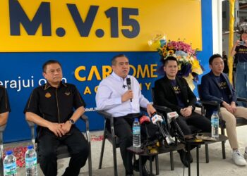 ANTHONY Loke Siew Fook (dua dari kiri) semasa sidang media selepas Majlis Perasmian Pusat Pemeriksaan M.V.15 CARSOME Academy di Sungai Buloh.