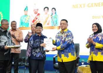 TUANKU Syed Faizuddin Putra Jamalullail berkenan menyerahkan Buku Prosiding Persidangan kepada Rektor UMSU, Prof. Dr. Akrim sempena Majlis Perasmian Penutupan International Conference on Next-Generation Digital Technologies (NEXT-D) 2026 di UMSU, Medan, Indonesia.
