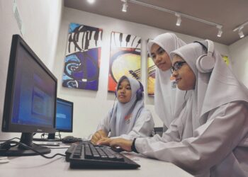 PEMBELAJARAN dalam talian telah menjadi sebahagian daripada rutin harian murid-murid seperti kelas tambahan pada waktu malam, video ulang kaji di telefon bimbit, aplikasi latih tubi Matematik, dan kumpulan WhatsApp guru kelas.
