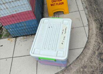 SEBUAH kotak plastik yang disyaki mengandungi bahan radioaktif terpaksa dimusnahkan Unit Pemusnah Bom (UPB) selepas ditemui mencurigakan di hadapan sebuah kedai di Sri Petaling tengah hari tadi.
