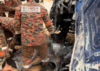 ANGGOTA bomba mengeluarkan mayat pemandu lori selepas tersepit dalam kenderaan yang dihempap batu dalam kejadian di tapak kuari di Keramat Pulai, Kampung Kepayang, Simpang Pulai di sini hari ini.
