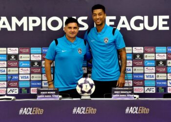 KETUA Jurulatih JDT, Xisco Munoz bersama pemain, Eddy Israfilov pada sidang media menjelang perlawanan ACLE menentang Buriram United di Stadium Sultan Ibrahim, Iskandar Puteri disini. UTUSAN/RAJA JAAFAR ALI